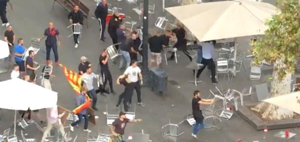 Ascienden a 21 los detenidos por la batalla campal a sillazos en Barcelona tras la manifestación del 12-O