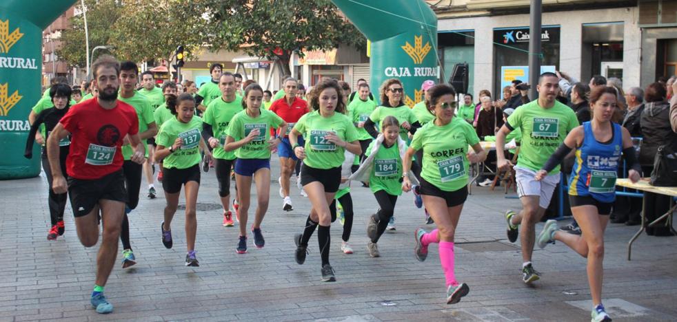 Dos centenares de corredores participan en la carrera el favor de la AECC