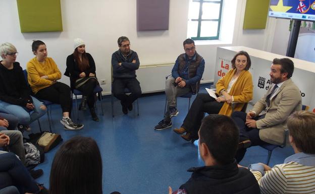 Gamarra recibe a los jóvenes que han participado en el programa Erasmus+