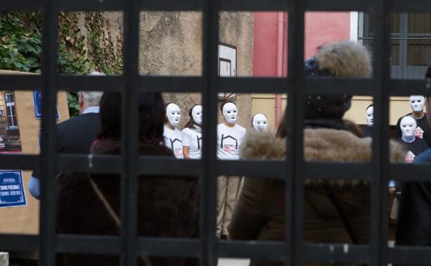 Cáritas baila en las calles por los sin hogar