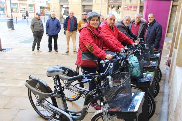 Unos vecinos de Haro prueban las nuevas bicicletas ante la supervisión de los concejales Ángel Conde y Leopoldo García. :: /Diego Marín A.