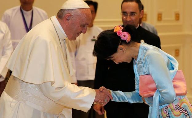 El Papa pide en Birmania que «se respete a todos los grupos étnicos»