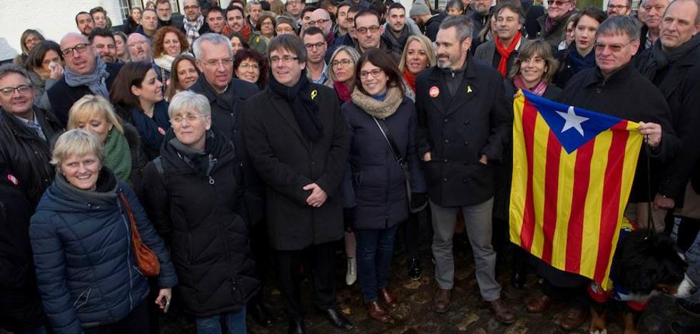 Puigdemont recula en su discurso antieuropeísta al comprobar su soledad