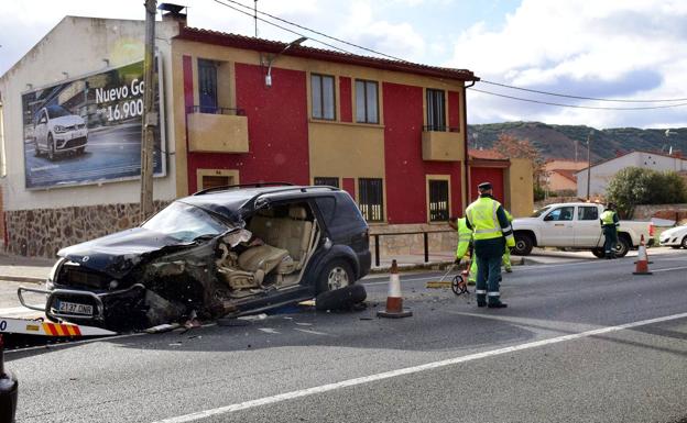 Un herido leve tras el choque frontal de un camión y un todoterreno en la N-232 en Recajo