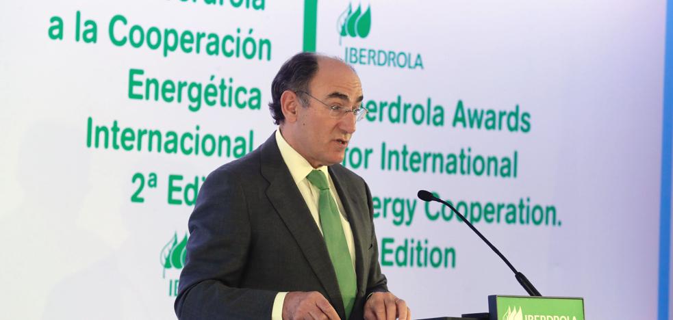 Galán apunta que los usuarios pagan los errores de los seis últimos ministros energéticos