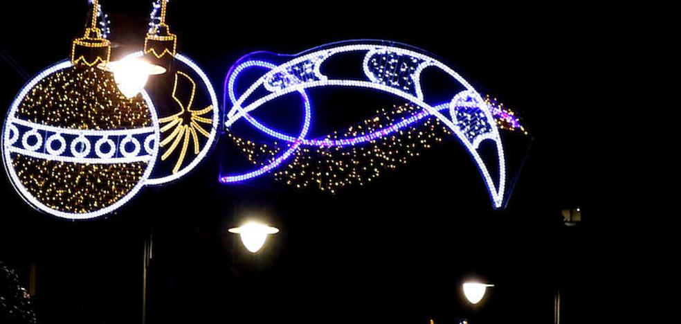 Un mercado da ambiente solidario al encendido de las luces de Navidad