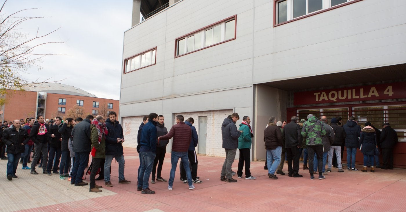 Malestar entre los abonados por las largas filas para adquirir entradas