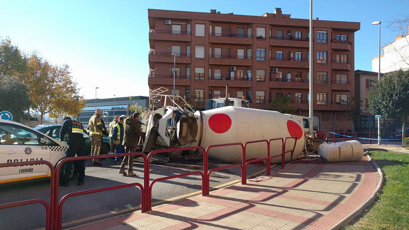 Una hormigonera vuelca en La Estrella