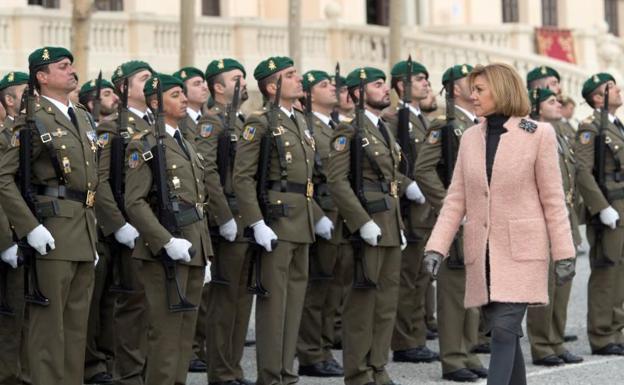 Cospedal recuerda en Barcelona el derecho de todos los españoles a ser «defendidos»