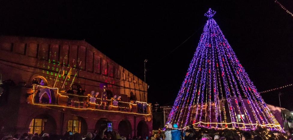 El árbol navideño con 1.632 botellas ya ilumina Grañón