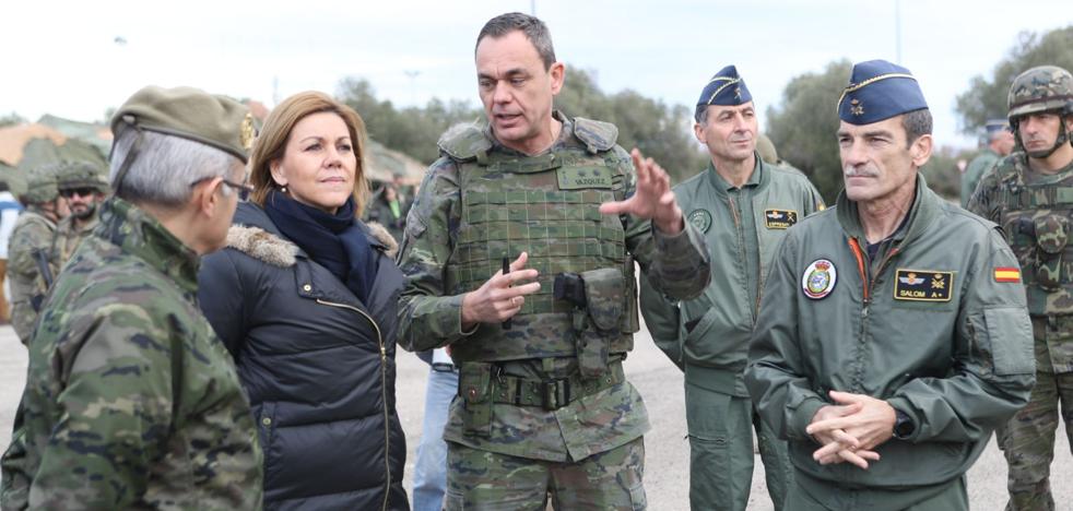 Cospedal dice en Cataluña que el Ejército está listo para defender la «integridad territorial»