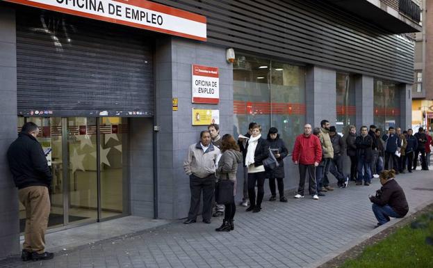 El Gobierno se plantea subir el salario mínimo a 1.000 euros en tres años