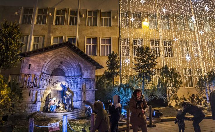 El belén del Ayuntamiento de Logroño luce por la noche