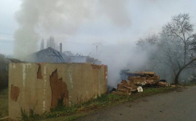 Un incendio provoca el derrumbe de una casa en Manjarrés