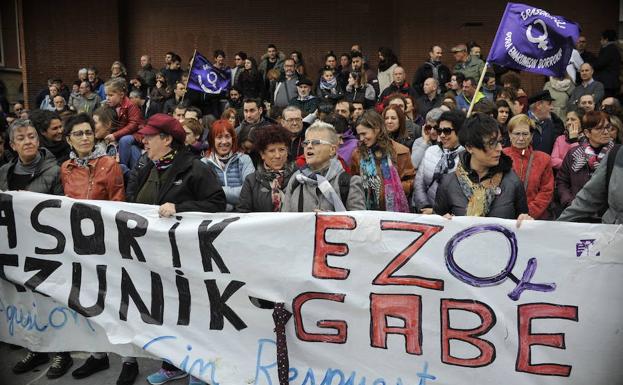 Ingresan en un centro cerrado de menores los dos jóvenes que se entregaron por la supuesta agresión sexual en Baracaldo