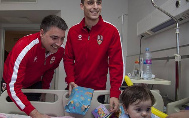 Los jugadores de la UDL ejercen de Reyes Magos en el San Pedro