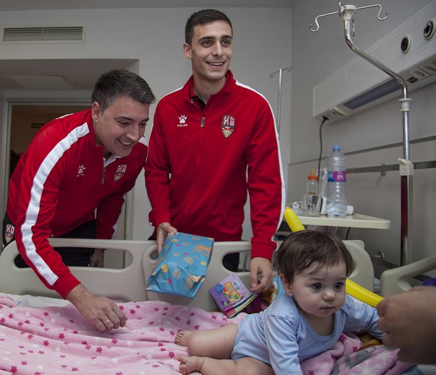 La plantilla de la UDL visita a los niños del San Pedro