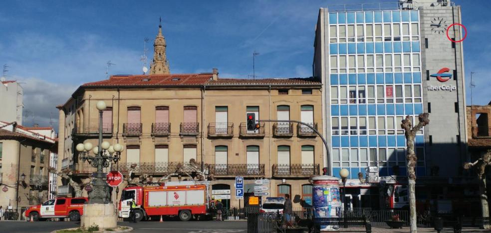 Una losa cae a la acera desde unquinto piso en Santo Domingo sin causar daños personales