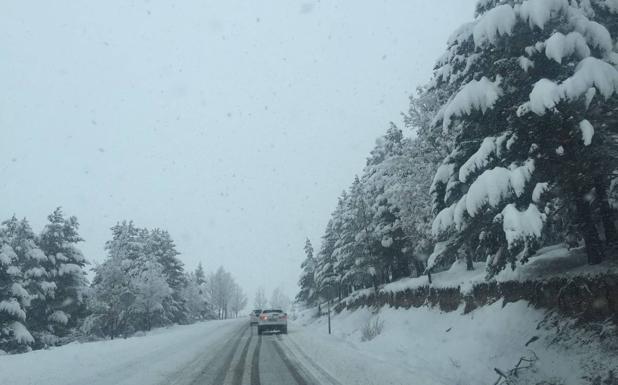 Atrapados: cientos de conductores pasan hasta 10 horas atascados en la A-12 y la AP-68