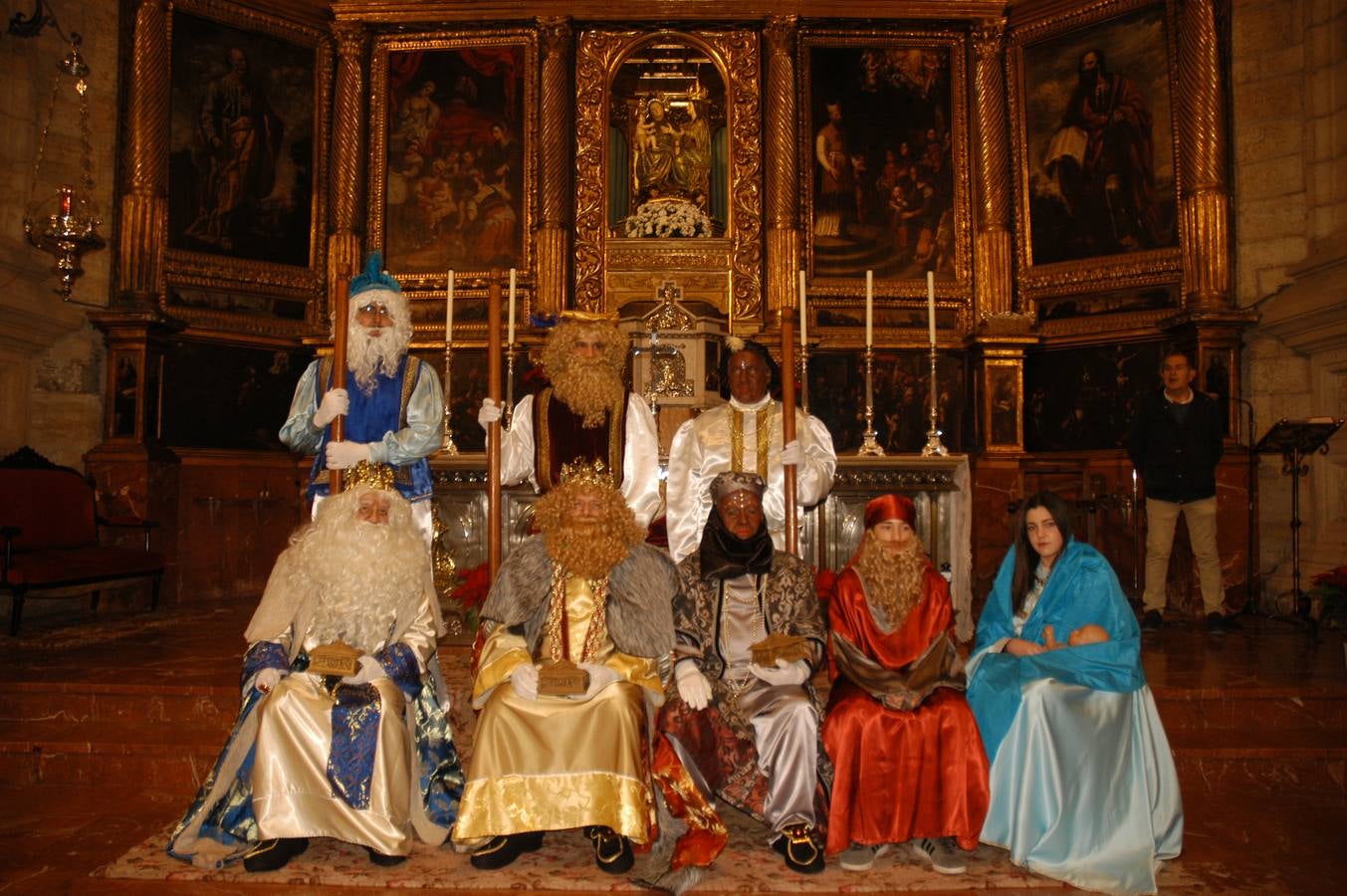 Cervera celebra su cabalgata de Reyes y el reparto de regalos