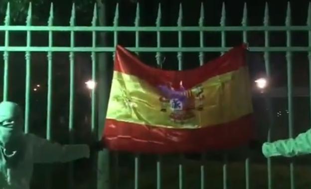 Miembros de Arran publican un vídeo en el que queman una bandera de España