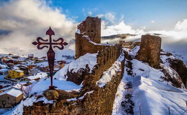 Clavijo cubierto de nieve, a vista de dron