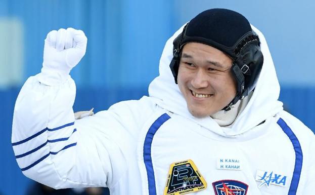 El imaginario estirón de un astronauta japonés en la estación espacial