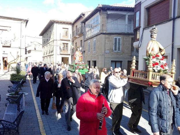 San Vicente pasea junto a los sonserranos