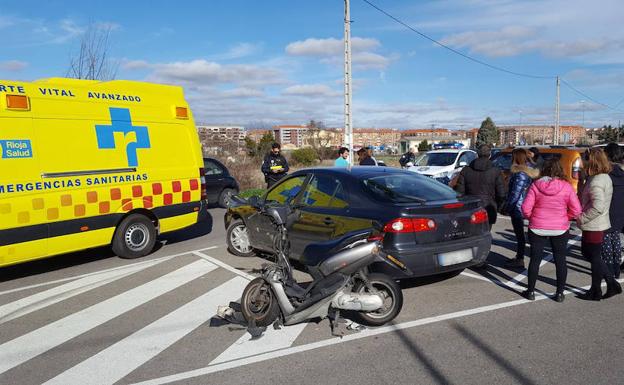 Una motorista resulta herida en un choque en el aparcamiento de Maristas