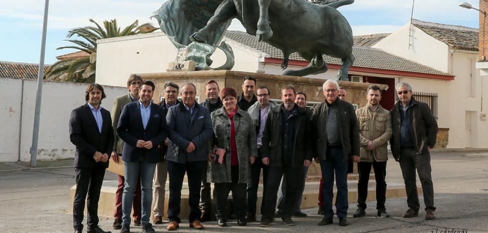 Arnedo comparte su capote taurino