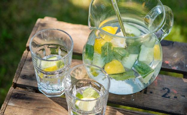 Agua con limón por la mañana, ¿de verdad es buena?