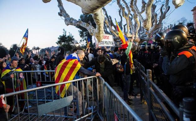 La protesta secesionista acaba a golpes y porrazos