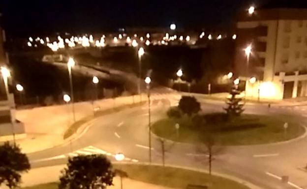 El tren mete ruido de madrugada en Los Lirios