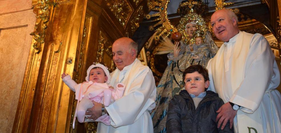 La cofradía presenta esta tarde a los niños ante el manto de la Virgen de la Vega