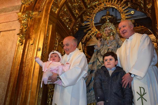 La cofradía presenta esta tarde a los niños ante el manto de la Virgen de la Vega