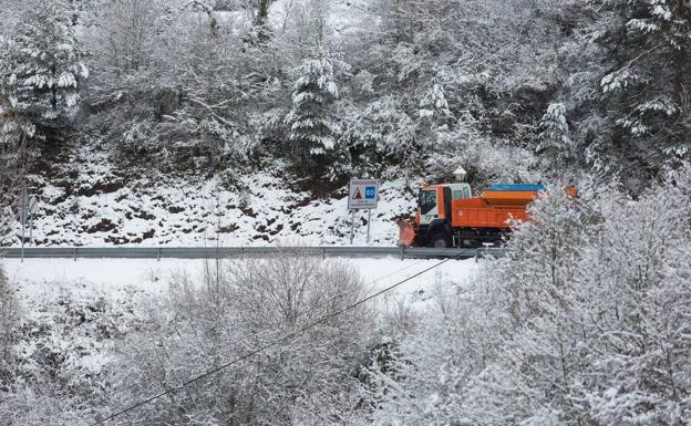 Movilizados 11 equipos para resolver las incidencias por hielo o nieve en carretera