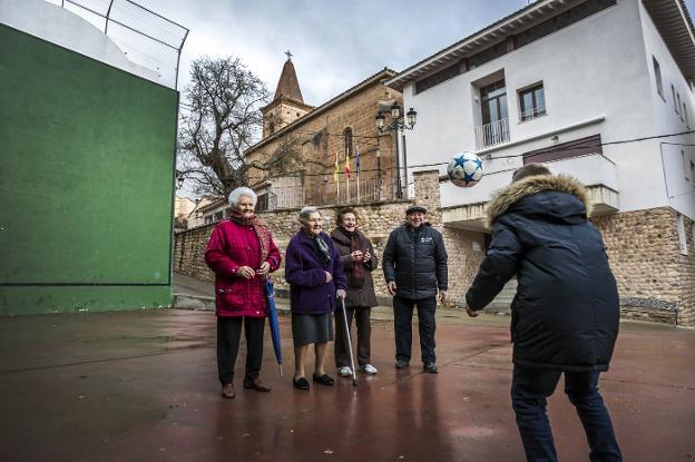 Veintisiete pueblos sin niños