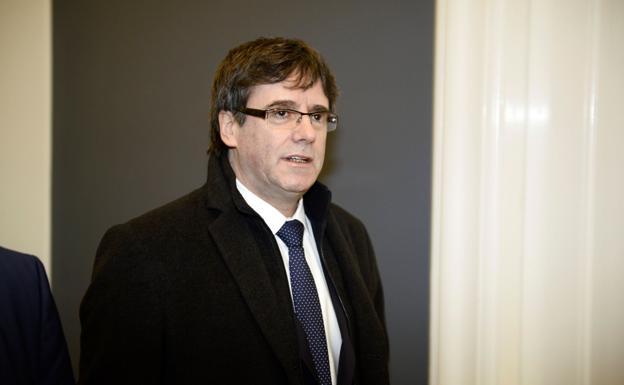 Puigdemont dice que «no desfallecerá» y llama a superar dificultades «juntos»