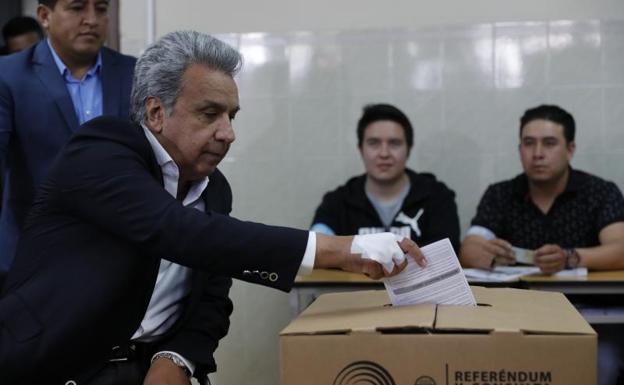 Los ecuatorianos suprimen la reelección indefinida y cierran el paso a Correa