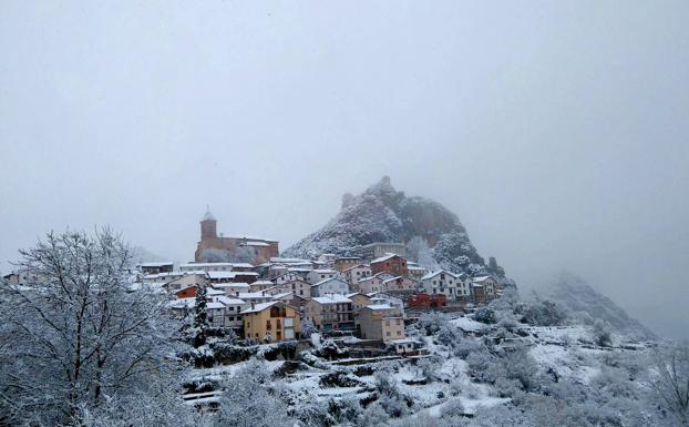 Tres puertos riojanos siguen cerrados y otros dos con cadenas por la nieve