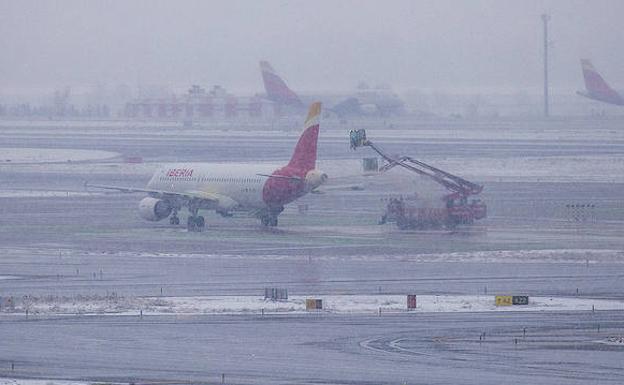 Cancelados 49 vuelos en Barajas por el temporal y seis desviados