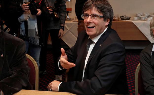 Puigdemont, sobre los regalos a policías en Murcia por el 1-O: «Franco estaría muy orgulloso»