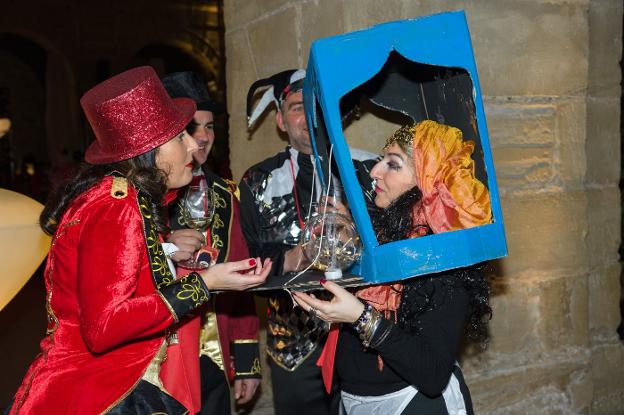 El carnaval hace brillar la noche del vino