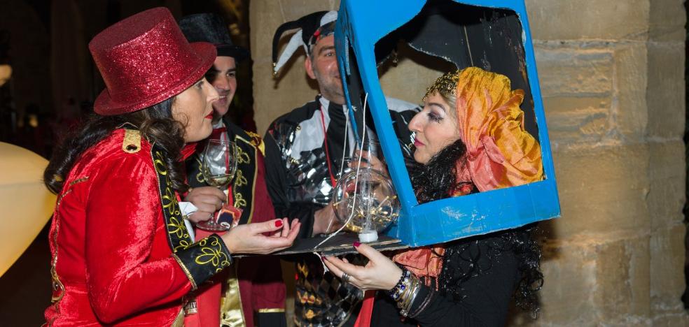 El carnaval hace brillar la noche del vino