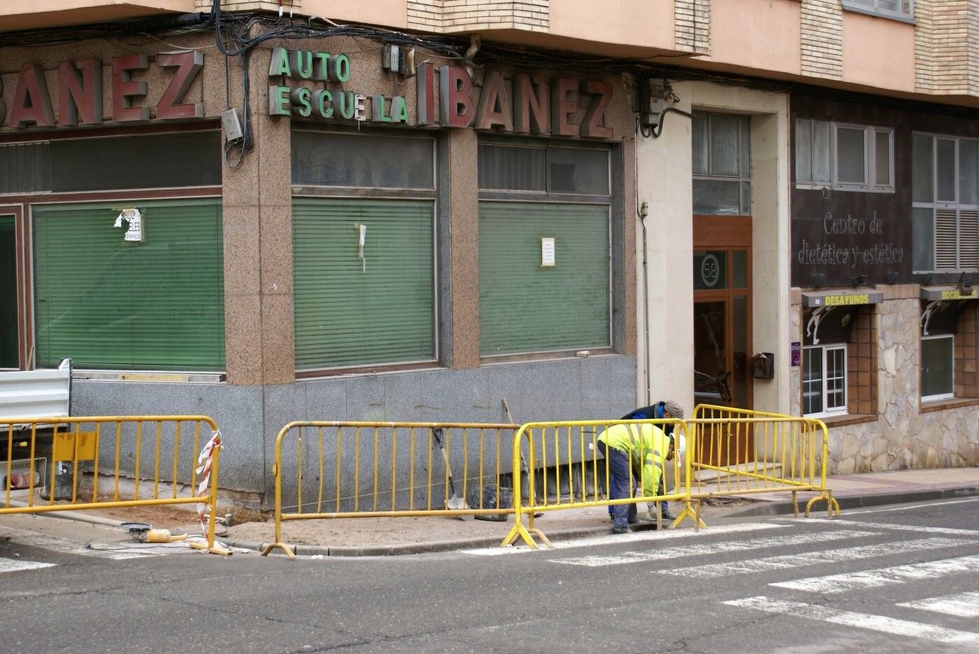 El Ayuntamiento arregla una acera de la calle San Fernando