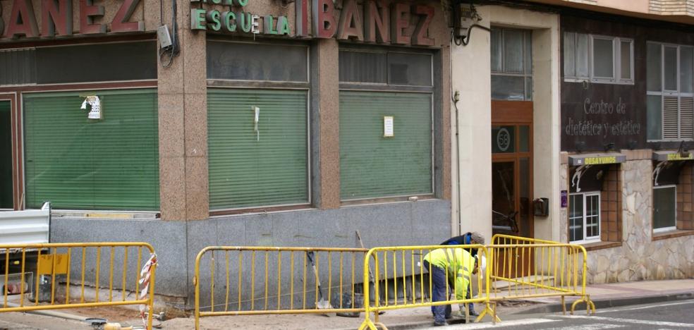 El Ayuntamiento arregla una acera de la calle San Fernando