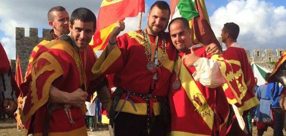 Lucha en el campo de batalla medieval con armadura, hacha y cota de malla