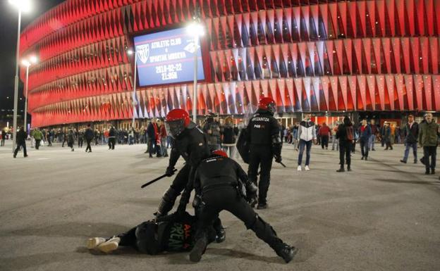 Condena enérgica del mundo del fútbol tras la muerte del ertzaina