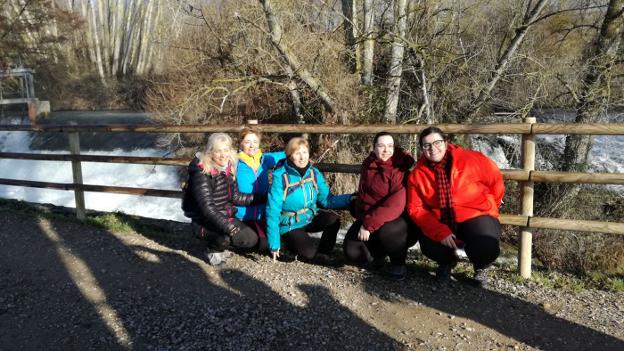 Un centenar de personas disfrutan del primer paseo saludable por la vía verde