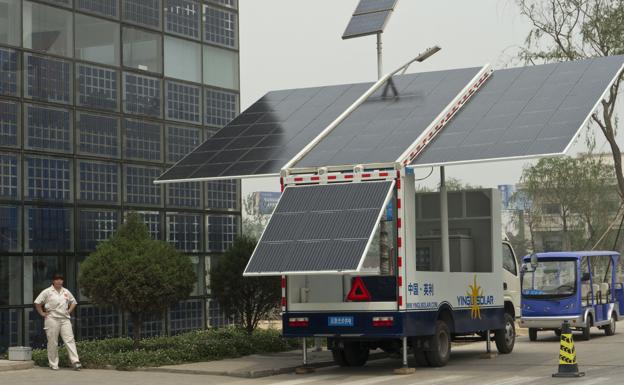 China tendrá en 2022 una superautopista solar con carga automática de coches